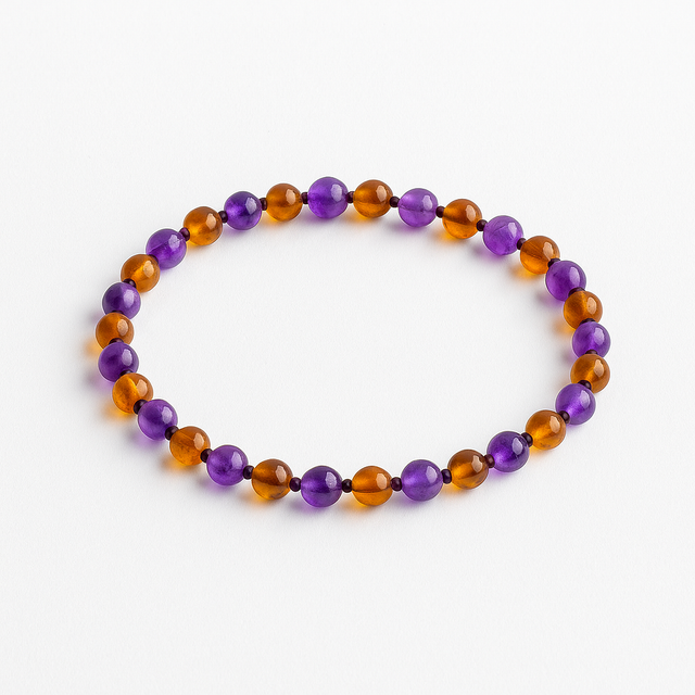 Collier en perles d’ambre et d’améthyste exposé.
