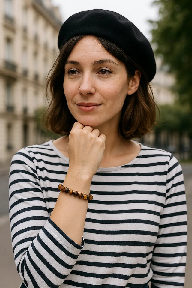 Femme portant un Bracelet en Œil de Tigre 8 mm, tenue décontractée en plein air à Paris.