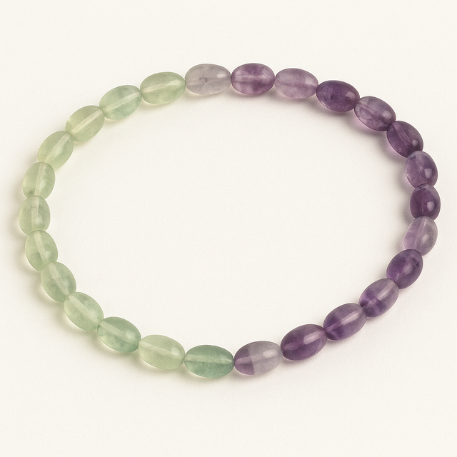 Collier en perles ovales d'améthyste et de préhnite, disposé en cercle sur fond blanc.